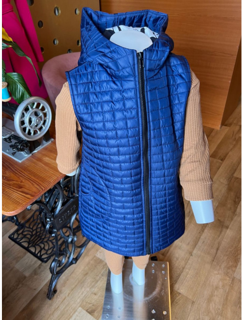 Rastúca vesta s rovnozipsom a stojačikovou kapucňou - prešivák podšitý teplákovinou - DOMI