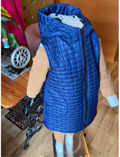 Rastúca vesta s rovnozipsom a stojačikovou kapucňou - prešivák podšitý teplákovinou - DOMI