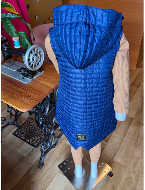 Rastúca vesta s rovnozipsom a stojačikovou kapucňou - prešivák podšitý teplákovinou - DOMI