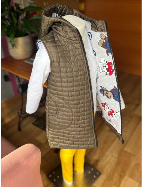 Rastúca vesta s rovnozipsom a stojačikovou kapucňou - prešivák podšitý teplákovinou - DOMI