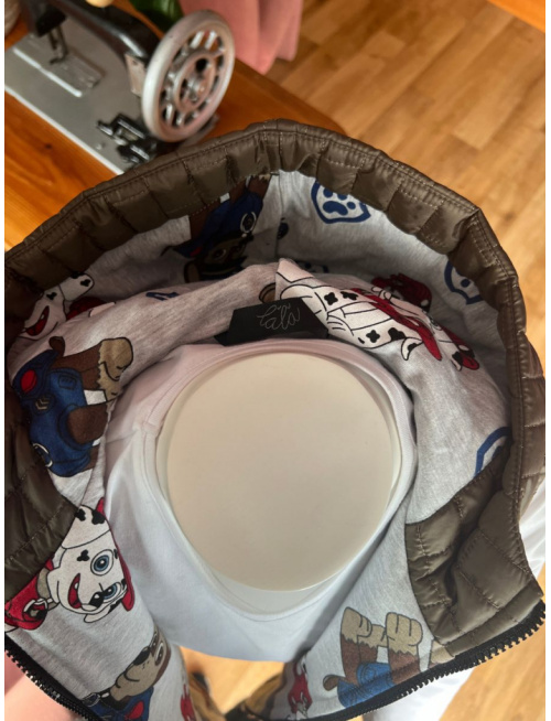 Rastúca vesta s rovnozipsom a stojačikovou kapucňou - prešivák podšitý teplákovinou - DOMI