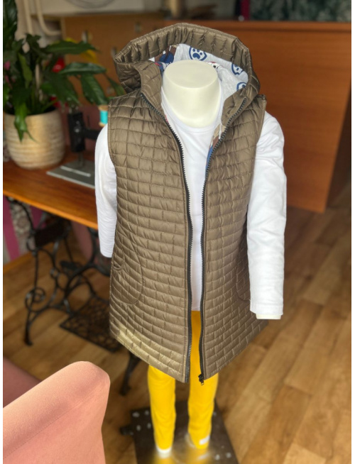 Rastúca vesta s rovnozipsom a stojačikovou kapucňou - prešivák podšitý teplákovinou - DOMI