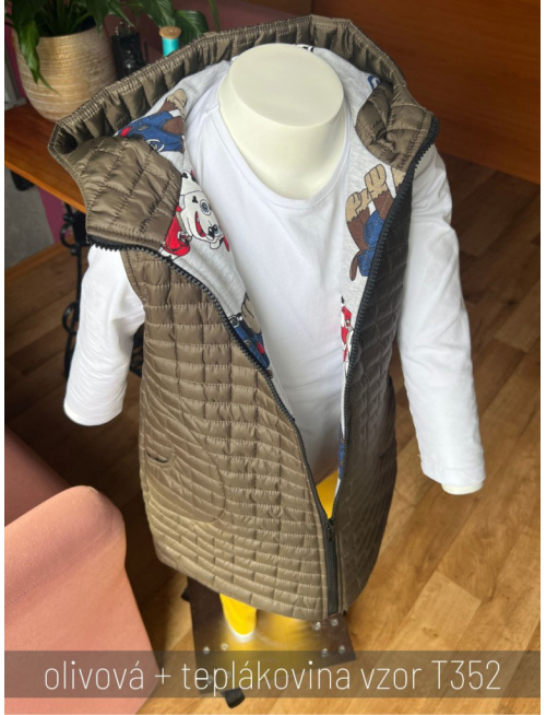 Rastúca vesta s rovnozipsom a stojačikovou kapucňou - prešivák podšitý teplákovinou - DOMI