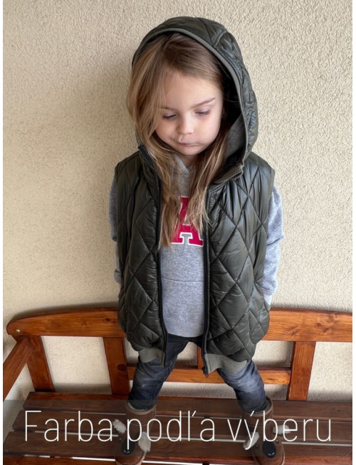 Pérová vesta so stojačikovou kapucňou