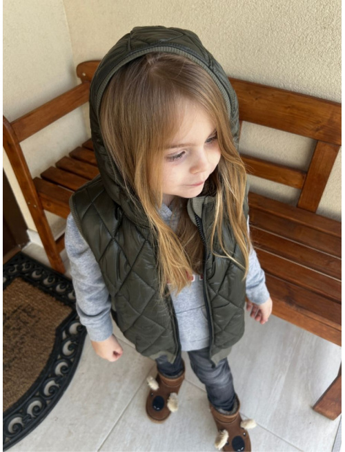 Pérová vesta s rovnozipsom a stojačikovou kapucňou