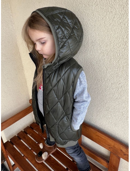 Pérová vesta s rovnozipsom a stojačikovou kapucňou