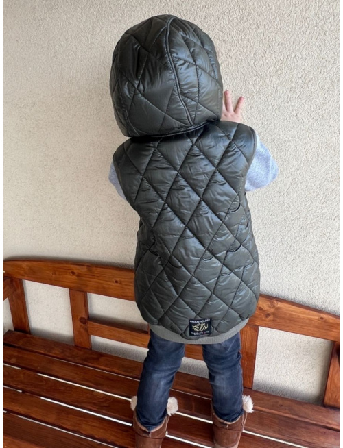 Pérová vesta s rovnozipsom a stojačikovou kapucňou