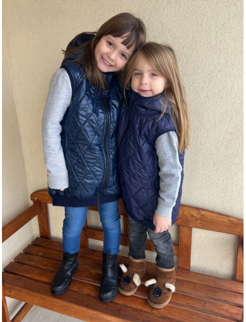 Pérová vesta s rovnozipsom a stojačikovou kapucňou