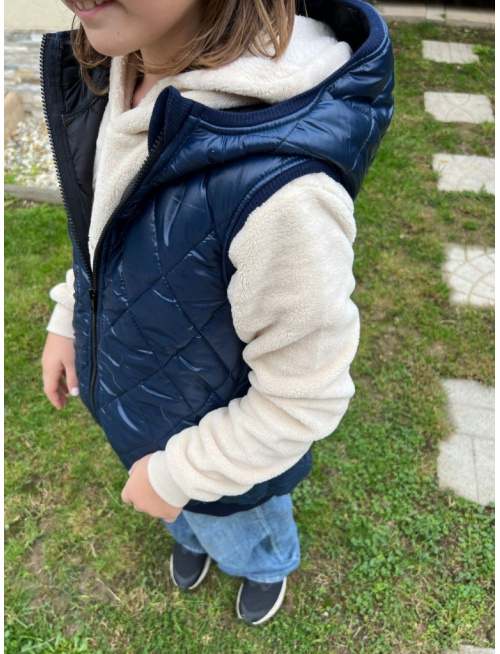 Pérová vesta s rovnozipsom a stojačikovou kapucňou