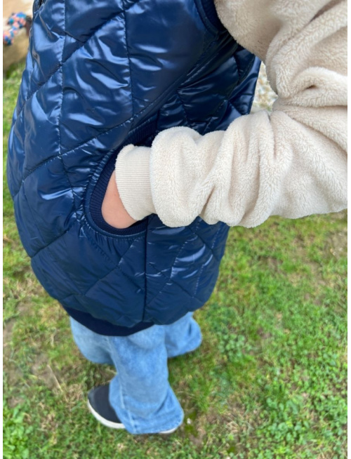 Pérová vesta s rovnozipsom a stojačikovou kapucňou