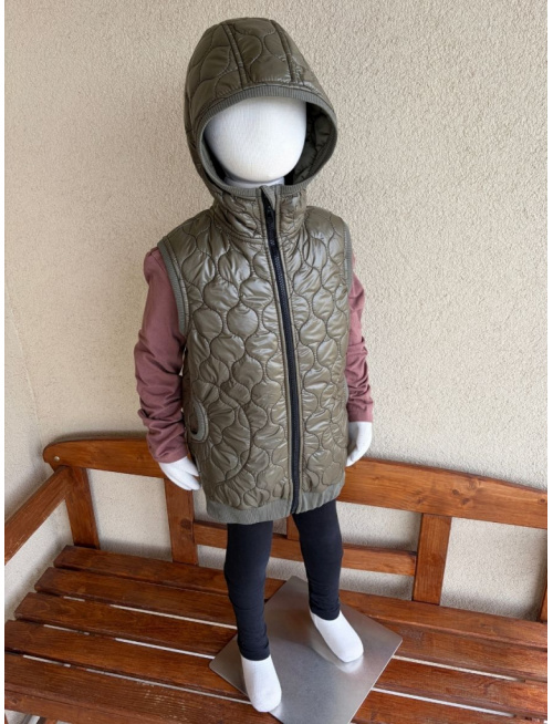 Pérová vesta s rovnozipsom a stojačikovou kapucňou