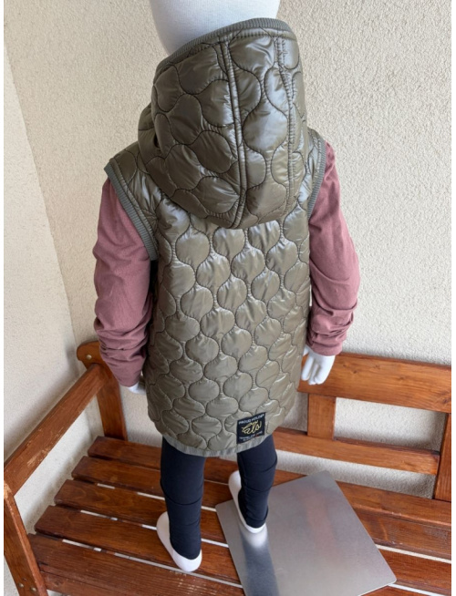 Pérová vesta s rovnozipsom a stojačikovou kapucňou