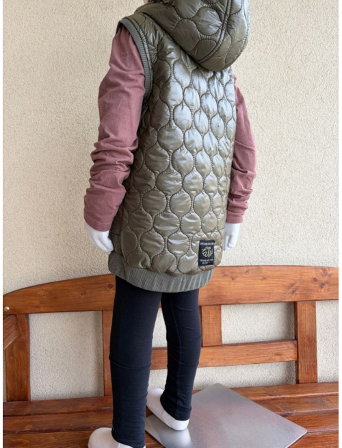 Pérová vesta s rovnozipsom a stojačikovou kapucňou