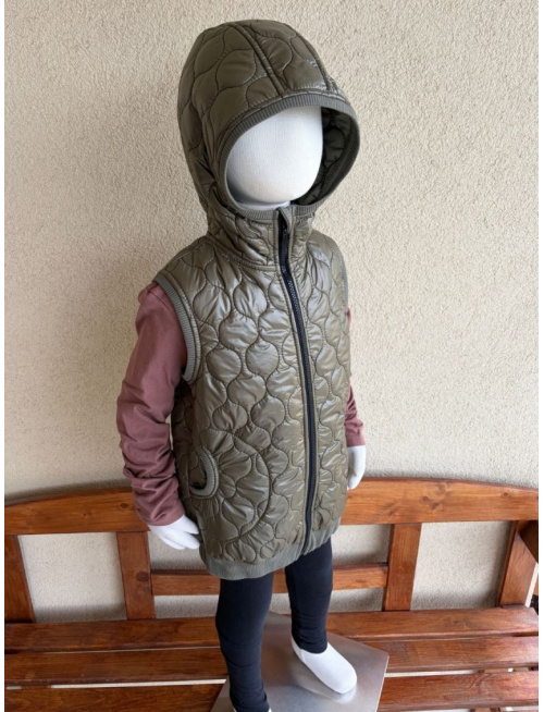 Pérová vesta s rovnozipsom a stojačikovou kapucňou