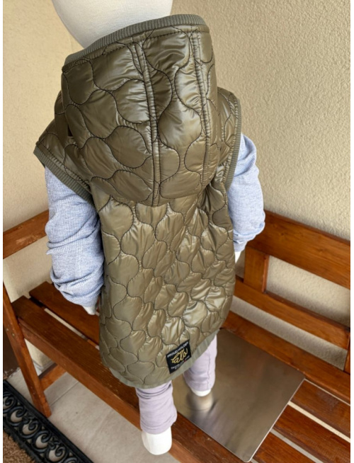 Pérová vesta s rovnozipsom a stojačikovou kapucňou